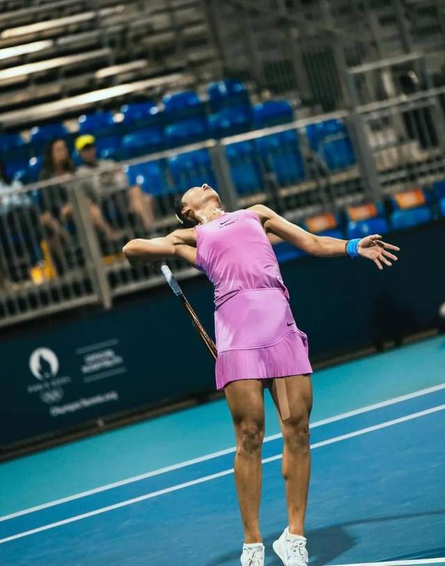 爱游戏官网-阿扎伦卡正手