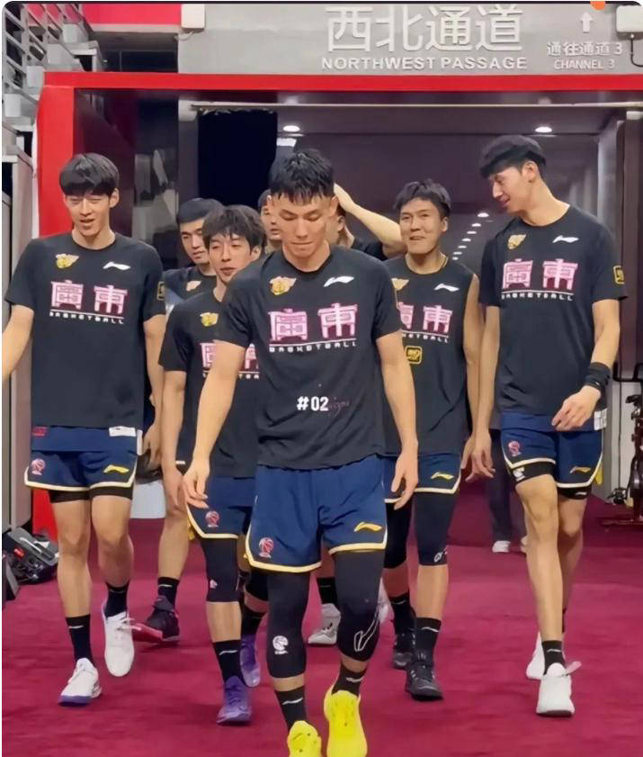 集结日足总杯焦点战,夏洛特黄蜂战术微调,悬念犹存,阵容厚度经受考验的简单介绍 集结日足总杯焦点战,夏洛特黄蜂战术微调,悬念犹存,阵容厚度经受考验的简单介绍